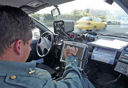 Guardia Civil con radar portatil